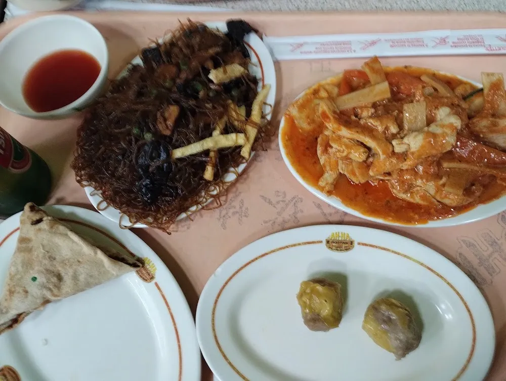 Mon Assiette d'entrée Avec Nems Au Poulet Samoussa Au Boeuf Salade de Choux Et Makizushi